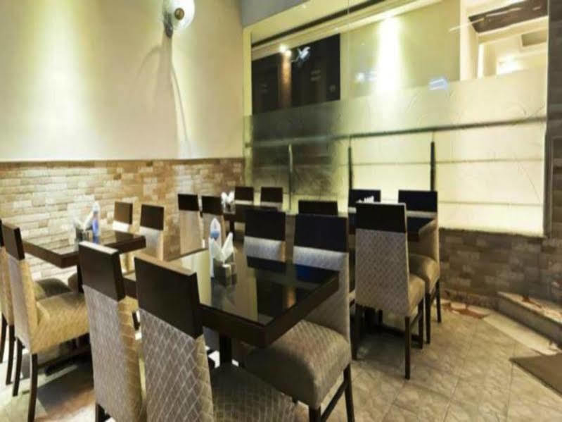 卡罗尔巴格大理石拱门法布酒店 德里 外观 照片
